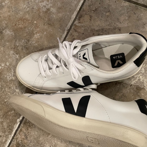 Veja Women’s Shoes - Picture 3 of 4